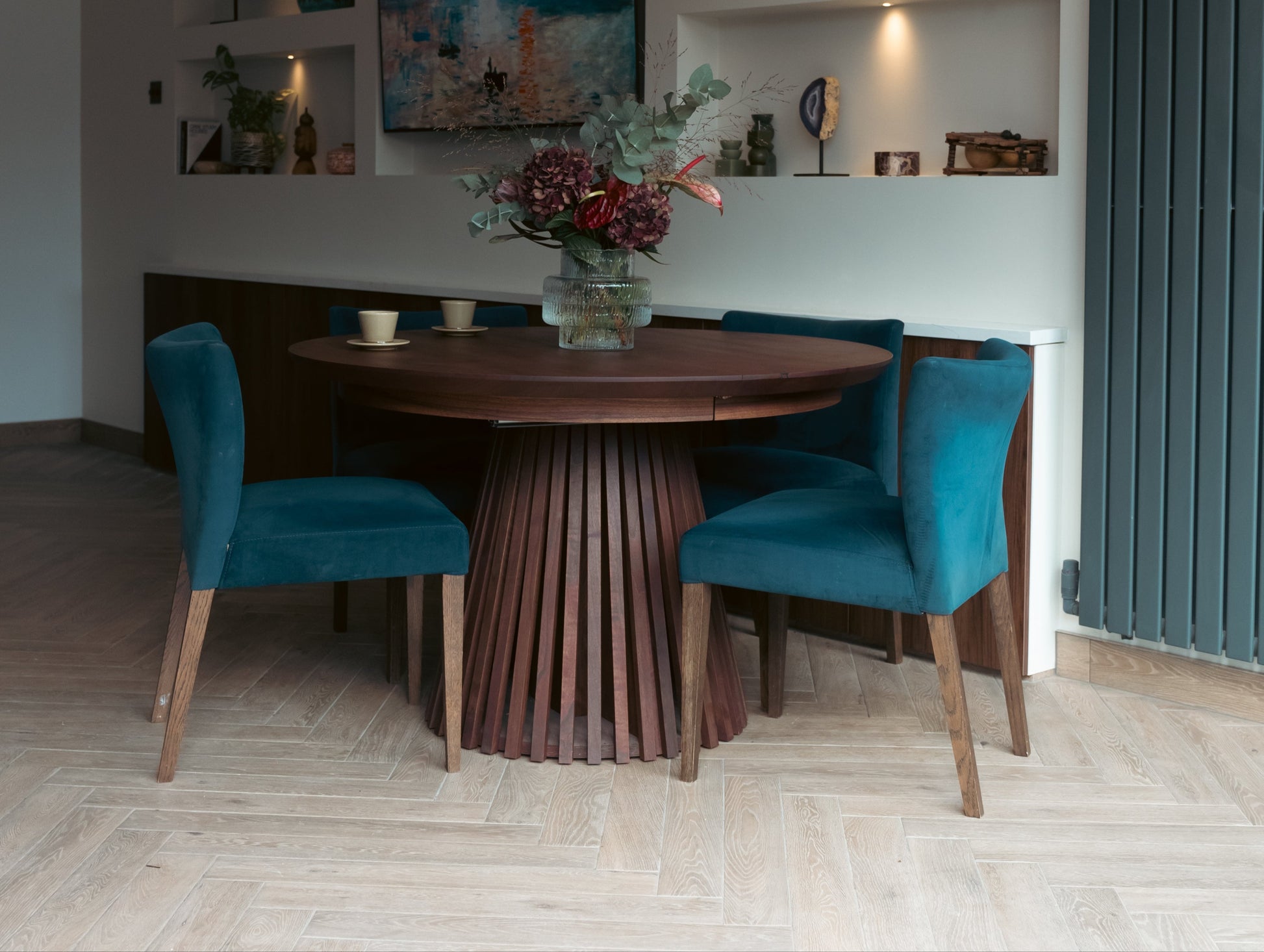 Table à manger ronde extensible Vivien en noyer chocolat S10Home