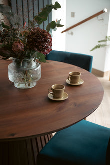 Table à manger ronde extensible Vivien en noyer chocolat S10Home