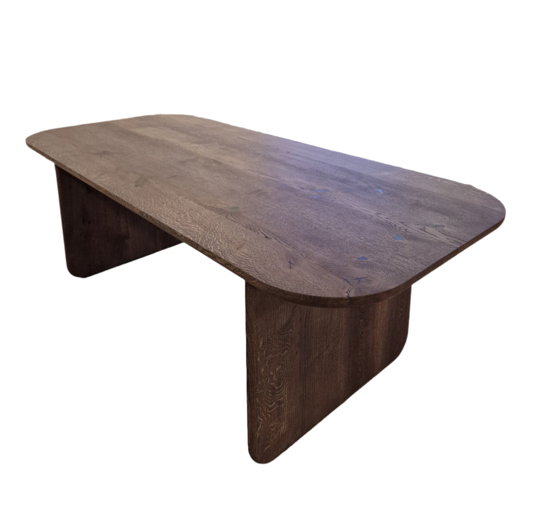 Heba Table à manger en Chêne Foncé Dark Oak - 140 x 80 cm / 5 places 160 x 80 cm / 6 places 180 x 90 cm / 7 places 200 x 100 cm / 8 places 220 x 100 cm / 9 places 240 x 100 cm / 10 places 300 x 100 cm / 12 places Taille sur mesure - écrivez-nous à contact@s10home.com par S10Home
