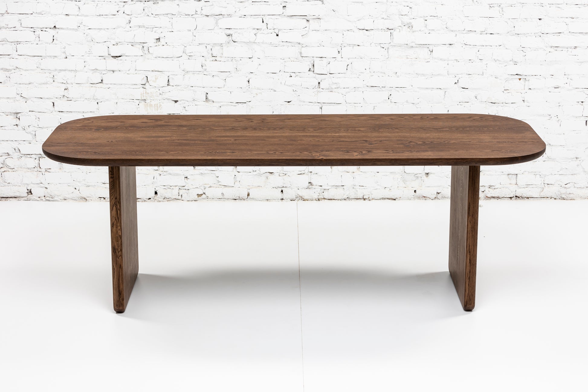 Table à manger Heba en chêne foncé Chocolate - 140 x 80 cm / 5 places 160 x 80 cm / 6 places 180 x 90 cm / 7 places 200 x 100 cm / 8 places 220 x 100 cm / 9 places 240 x 100 cm / 10 places 300 x 100 cm / 12 places Format sur mesure - écrivez-nous à contact@s10home.com par S10Home