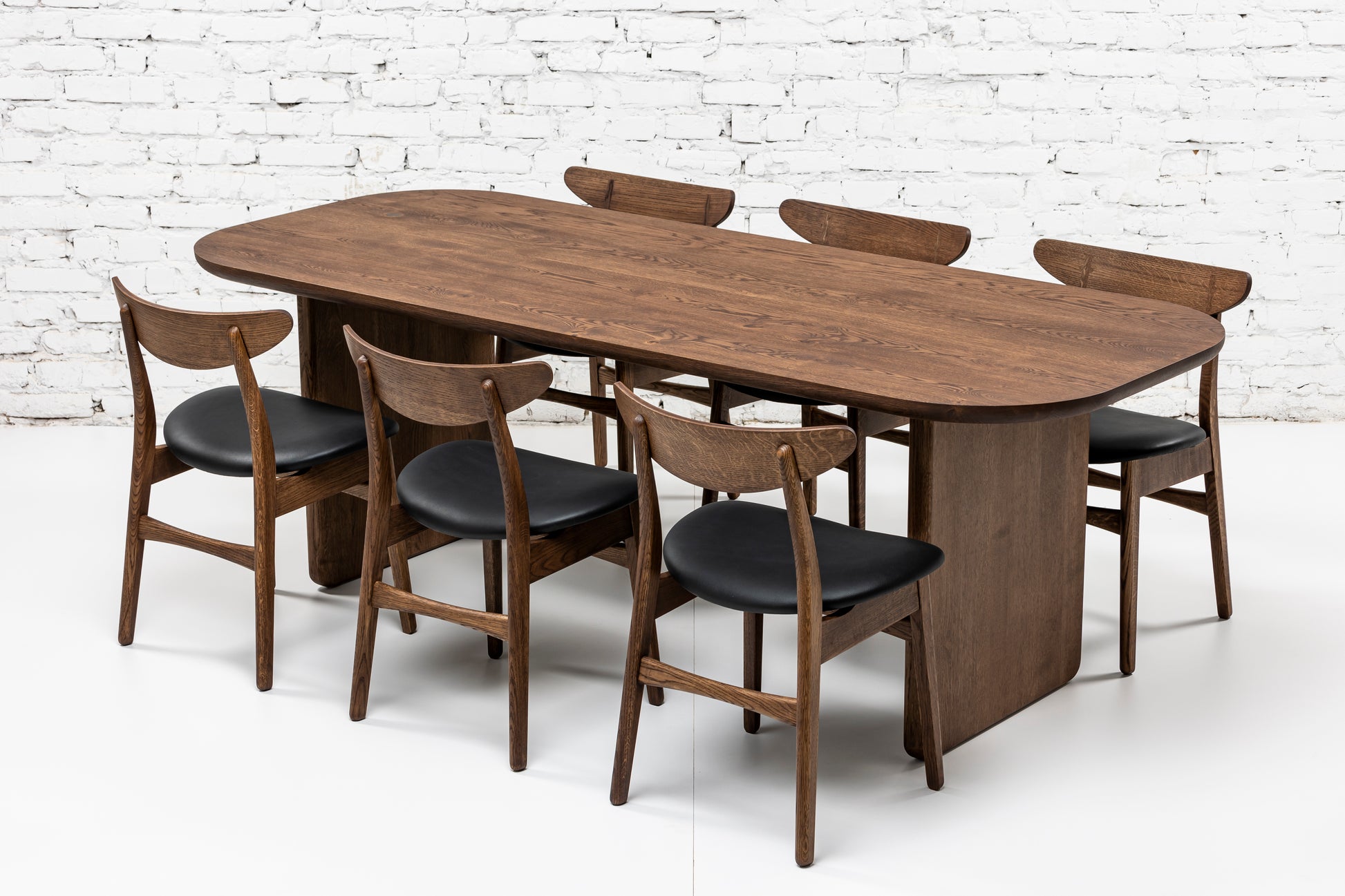Table à manger Heba en chêne foncé Chocolate - 140 x 80 cm / 5 places 160 x 80 cm / 6 places 180 x 90 cm / 7 places 200 x 100 cm / 8 places 220 x 100 cm / 9 places 240 x 100 cm / 10 places 300 x 100 cm / 12 places Format sur mesure - écrivez-nous à contact@s10home.com par S10Home