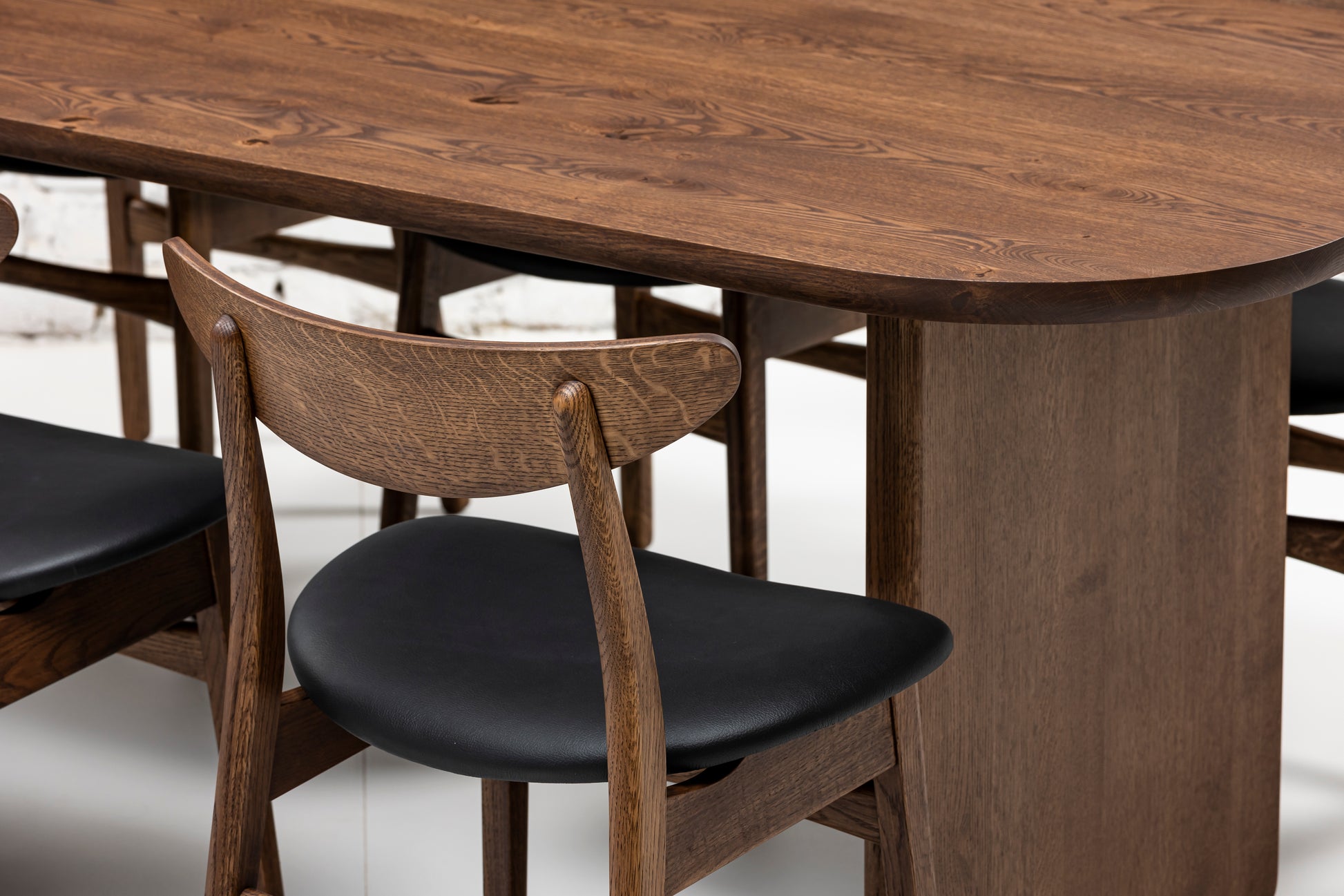 Table à manger Heba en chêne foncé Chocolate - 140 x 80 cm / 5 places 160 x 80 cm / 6 places 180 x 90 cm / 7 places 200 x 100 cm / 8 places 220 x 100 cm / 9 places 240 x 100 cm / 10 places 300 x 100 cm / 12 places Format sur mesure - écrivez-nous à contact@s10home.com par S10Home
