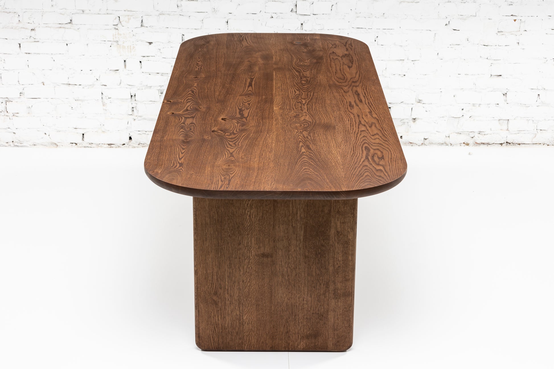 Table à manger Heba en chêne foncé Chocolate - 140 x 80 cm / 5 places 160 x 80 cm / 6 places 180 x 90 cm / 7 places 200 x 100 cm / 8 places 220 x 100 cm / 9 places 240 x 100 cm / 10 places 300 x 100 cm / 12 places Format sur mesure - écrivez-nous à contact@s10home.com par S10Home